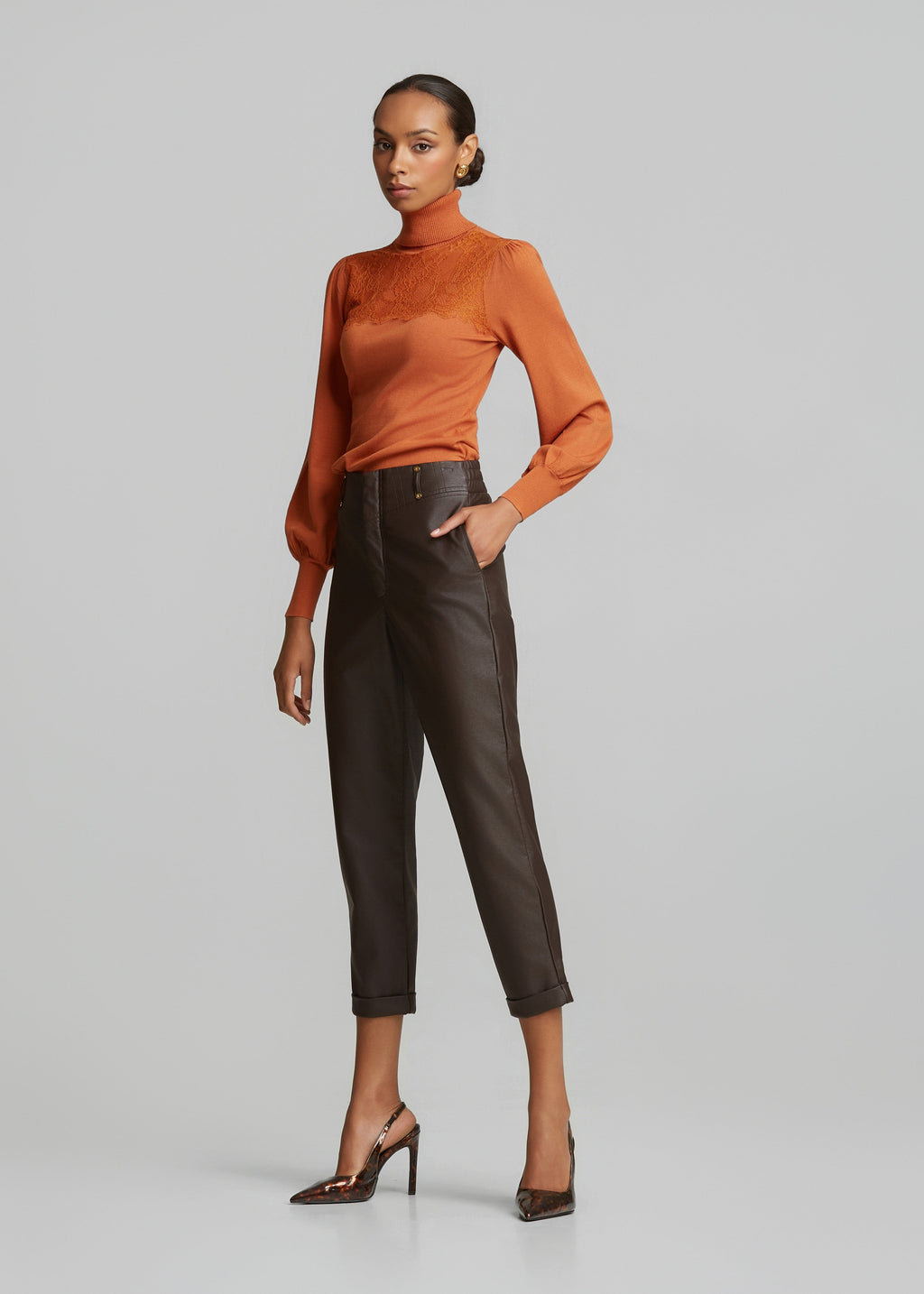 Πλεκτή μπλούζα ζιβάγκο με δαντέλα