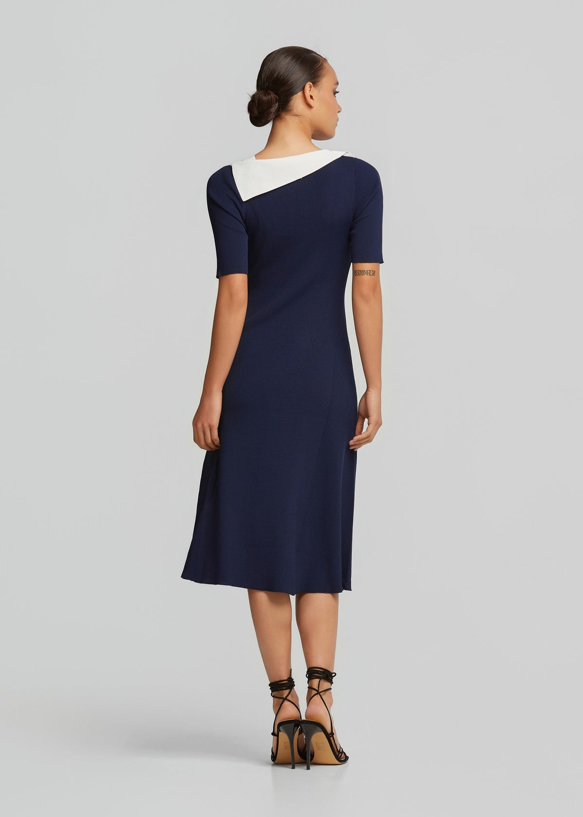 Πλεκτό φόρεμα με λεπτομέρειες σε αντίθεση