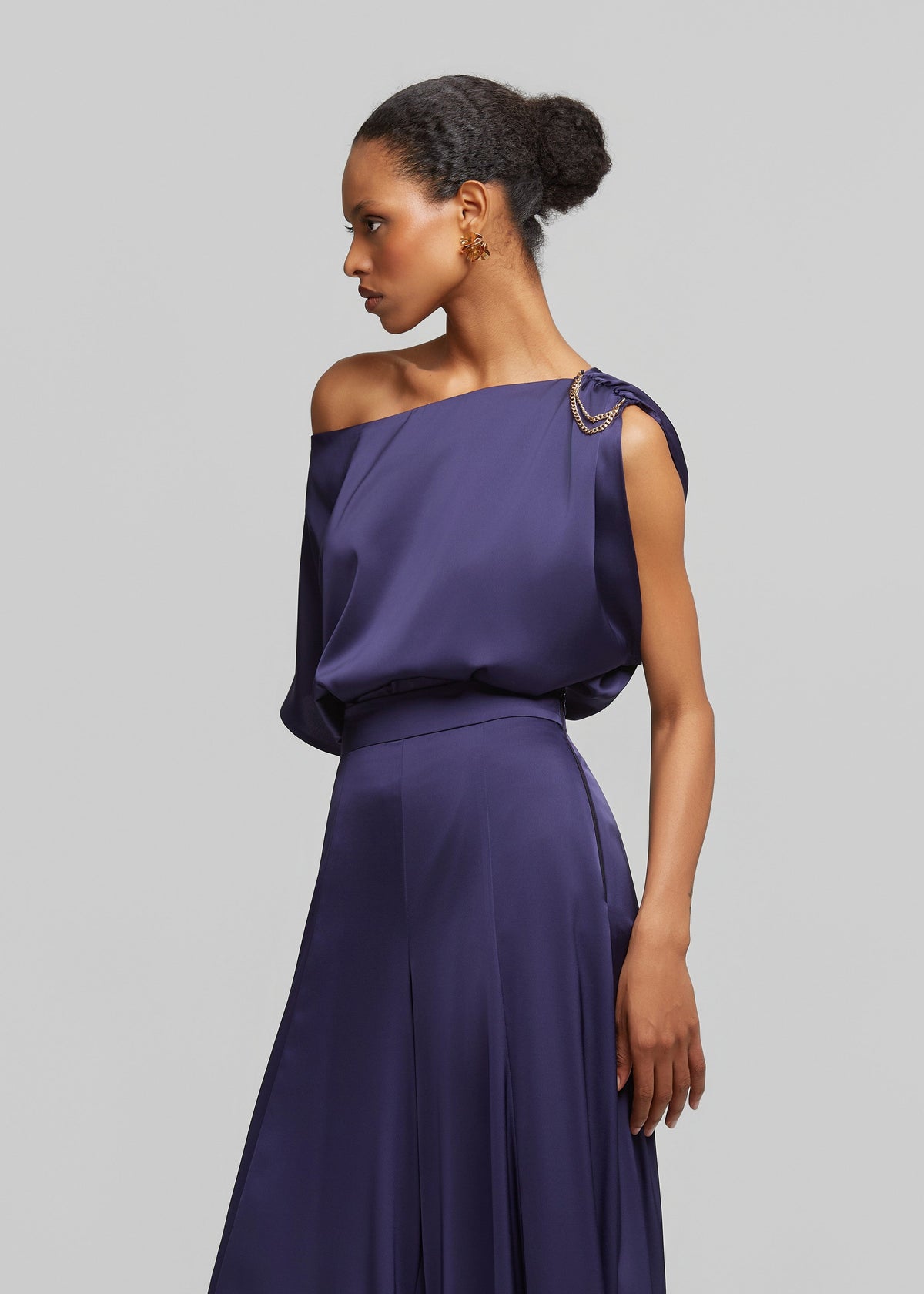Ασύμμετρη μπλούζα με σατέν όψη