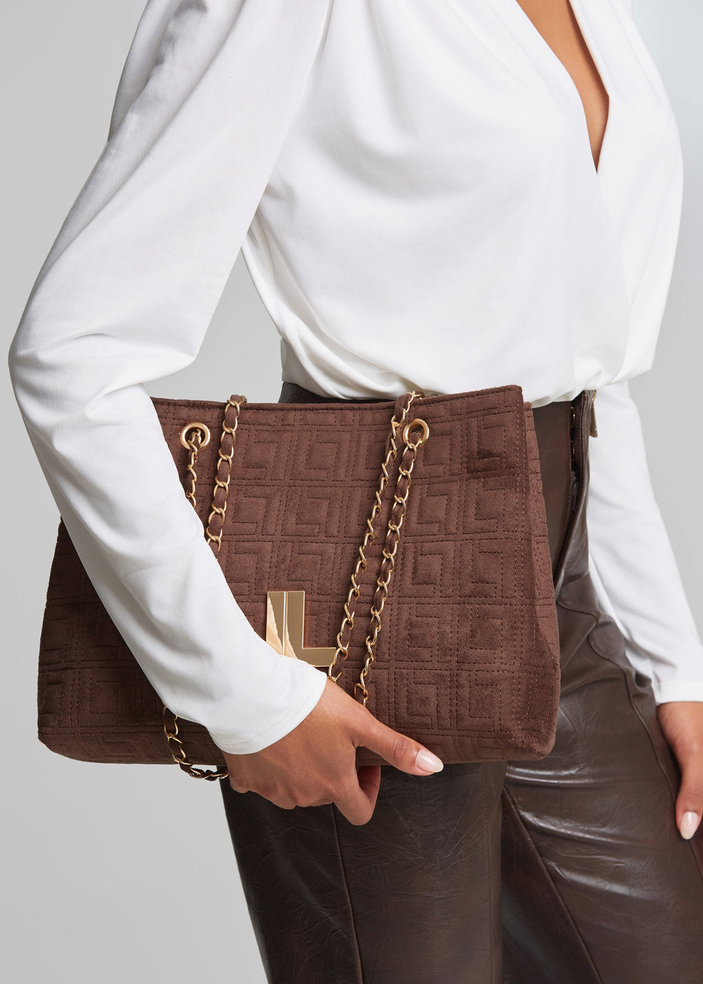 Καπιτονέ ανάγλυφη τσάντα με σουέτ όψη
