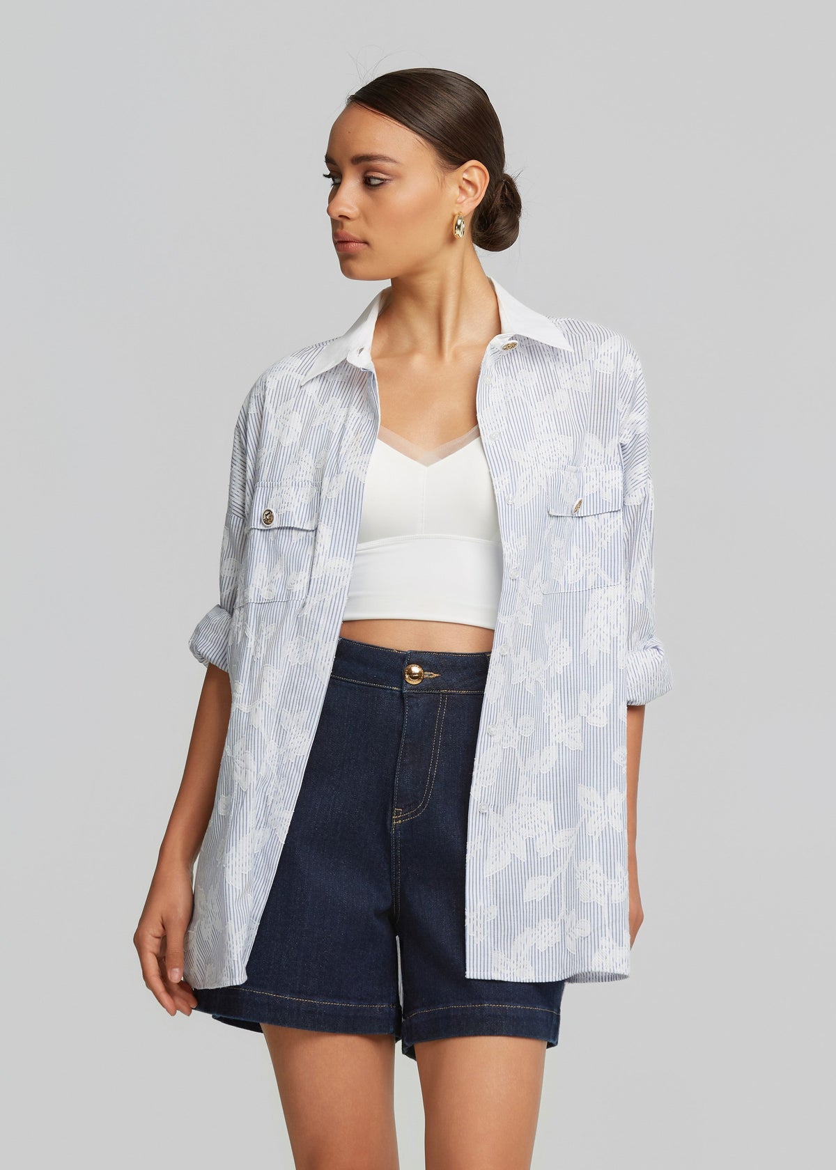 Ριγέ πουκάμισο με λευκές λεπτομέρειες